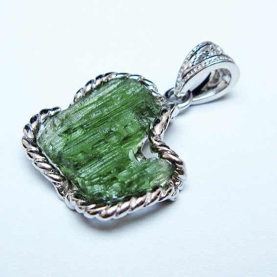 モルダバイト ペンダント モルダウ石 ペンダントトップ 原石 一点物 メール便可 [M便 1/20] 199-535