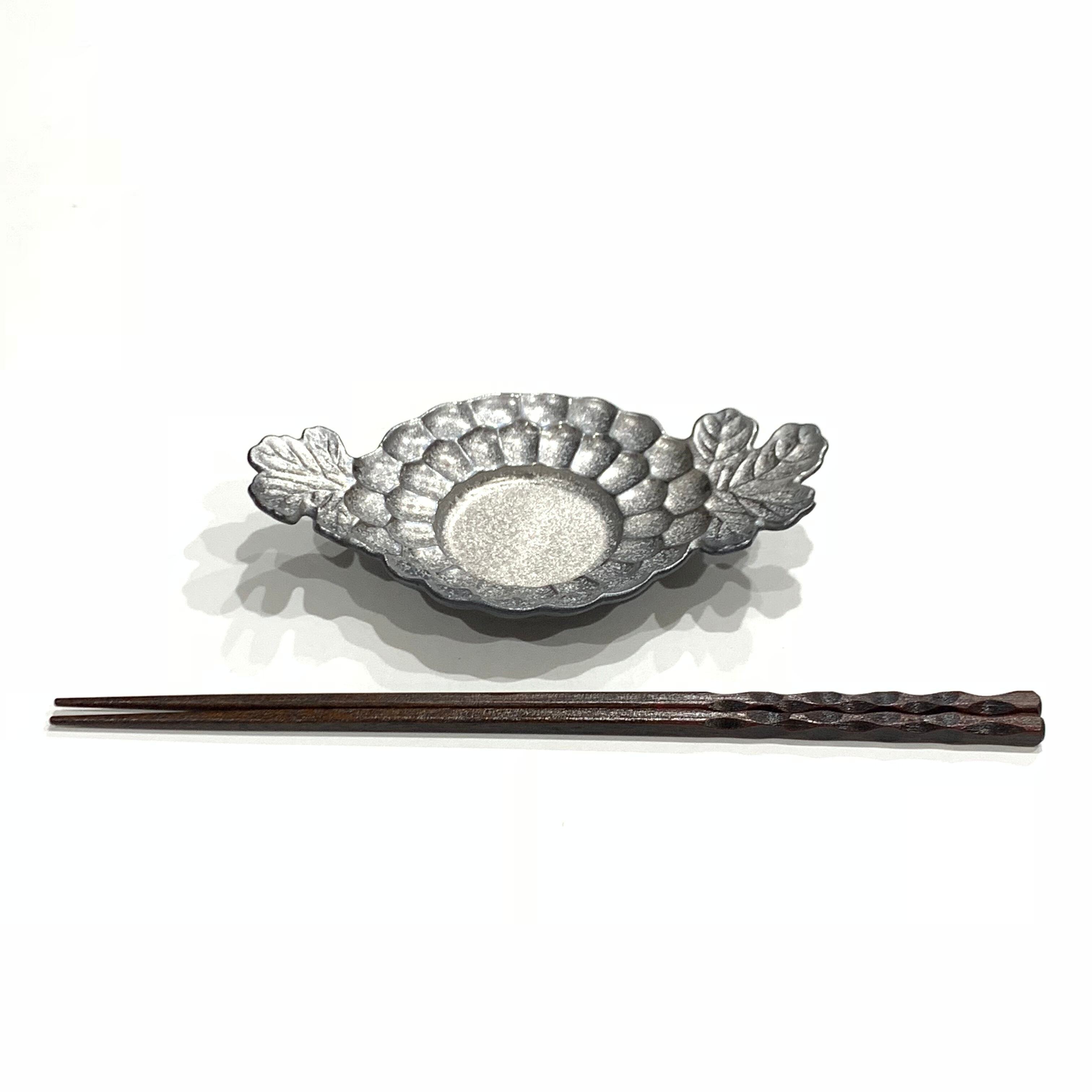 葉と花の模様が美しい銀製の小皿 木製の箱付き 金・銀 菊葉型小皿 | 24to3［西富陶磁器オンラインストア 有田焼