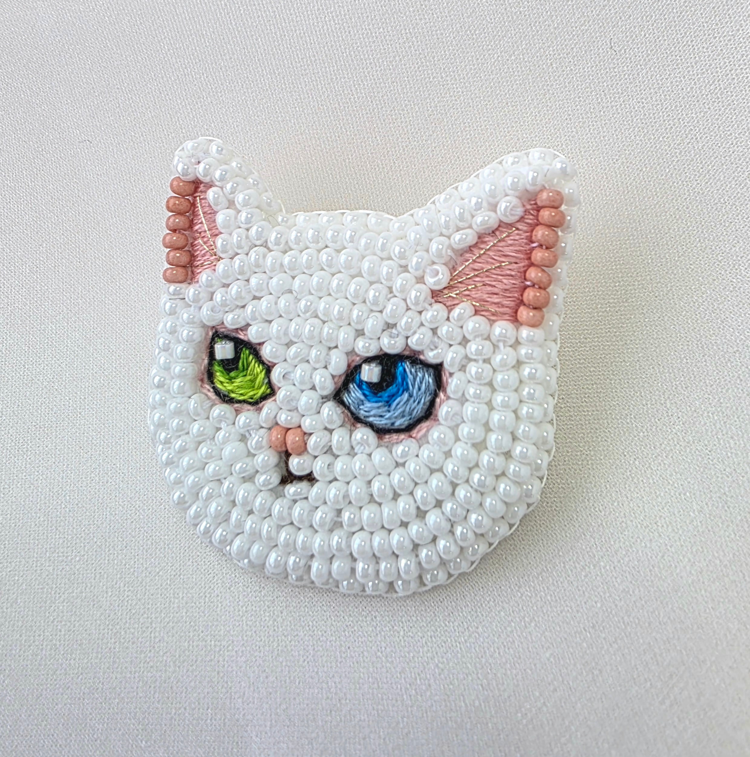 TAKAYO】オッドアイの白猫のビーズ刺繍ブローチ D7-100 | 幸多箱 本店