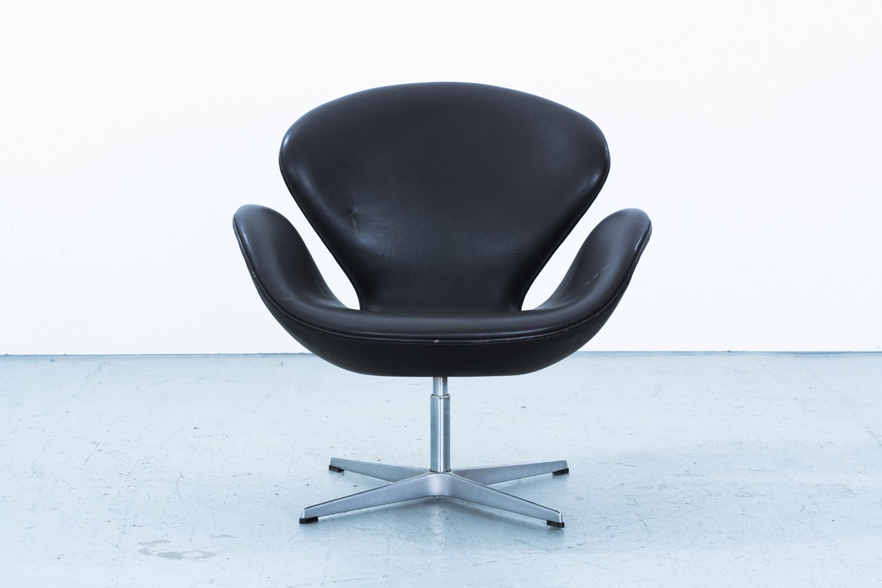 Arne Jacobsen | Swan Chair Model 3320