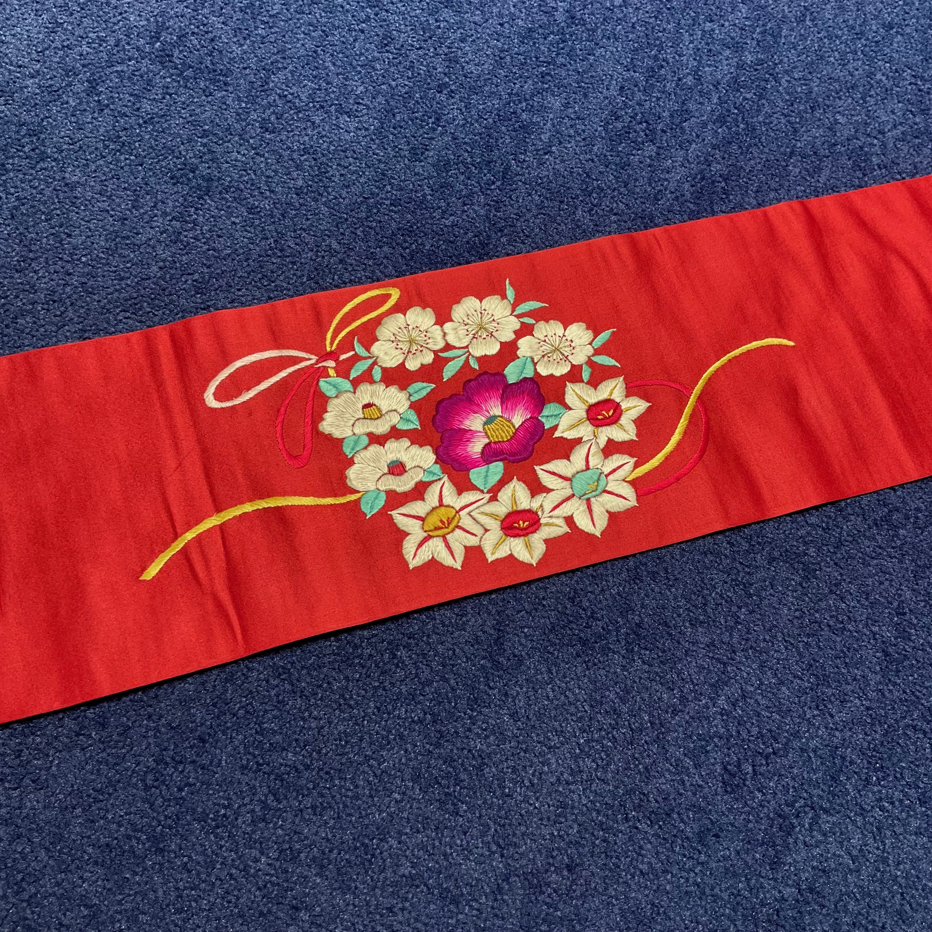 白い花てまり＊刺繍 花薬玉 花鞠 花手毬 紅白 椿 桜 水仙 赤 レッド