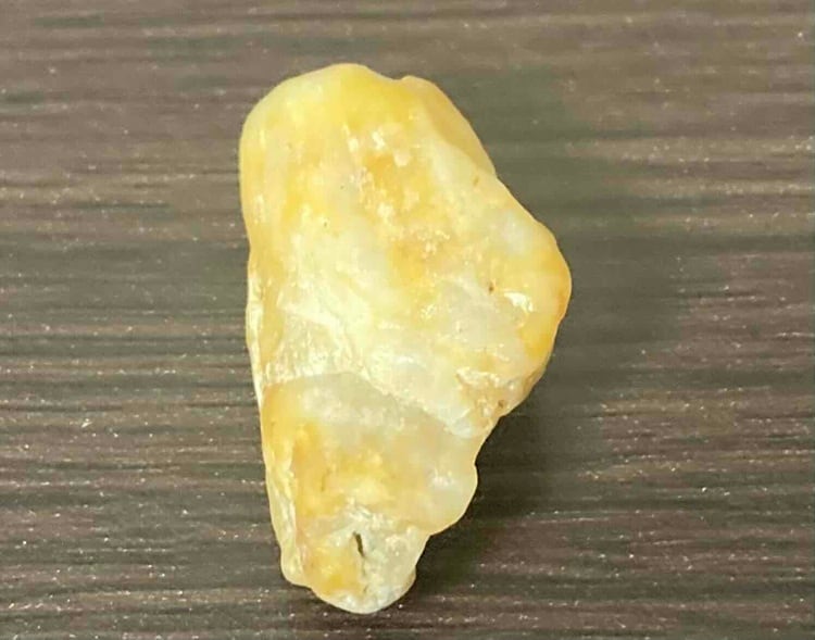 超特価！1,300円何と！美しい希少な貴石！阿波神山鮎喰川産の天然黄