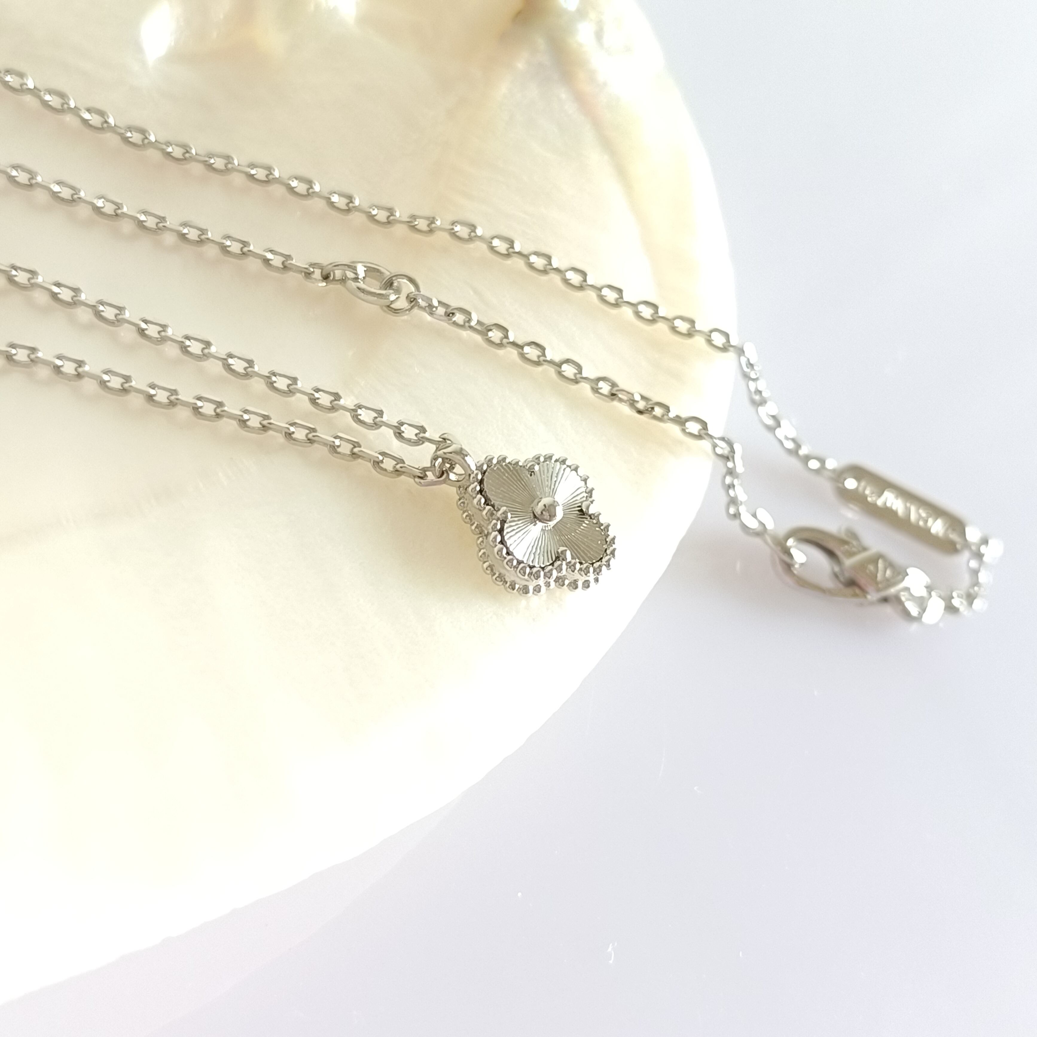 ギヨシェ ホワイトゴールド ミニクローバーネックレス 9.5mm | olive&caty