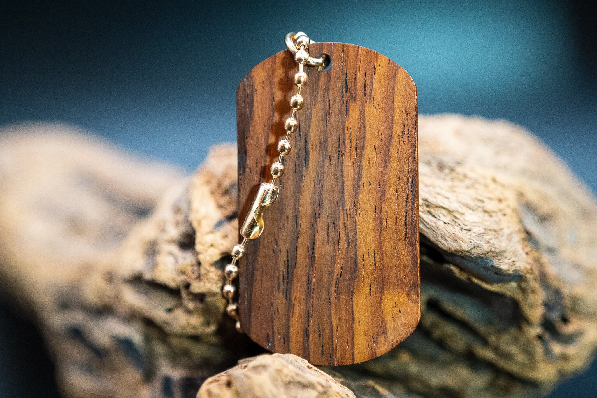 木のダイヤモンド】本紫檀 ドッグタグ 象嵌 月と狼 | 木軸ペン工房 金杢犀