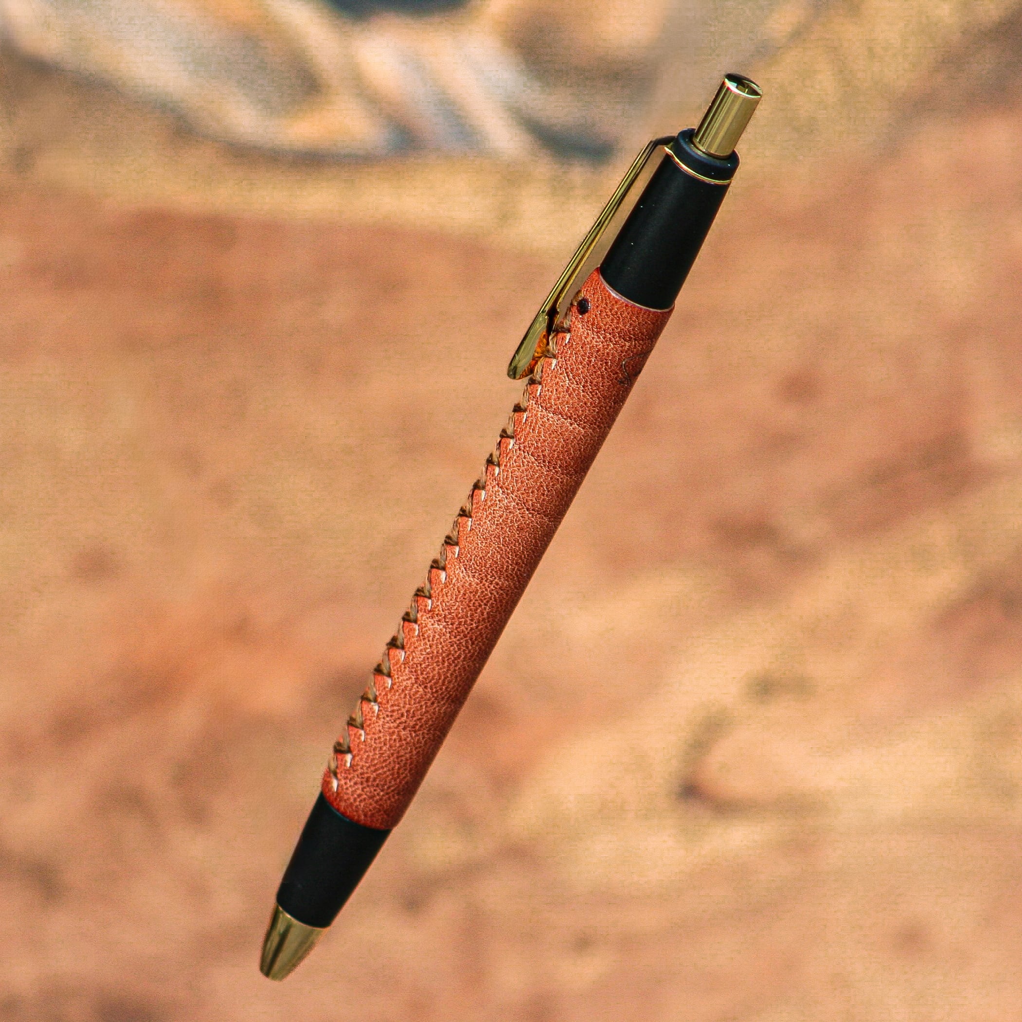 ☆不定期販売☆ 革軸ペン 【特上ヌメ革節目模様 ブラウン】 | Schicksal
