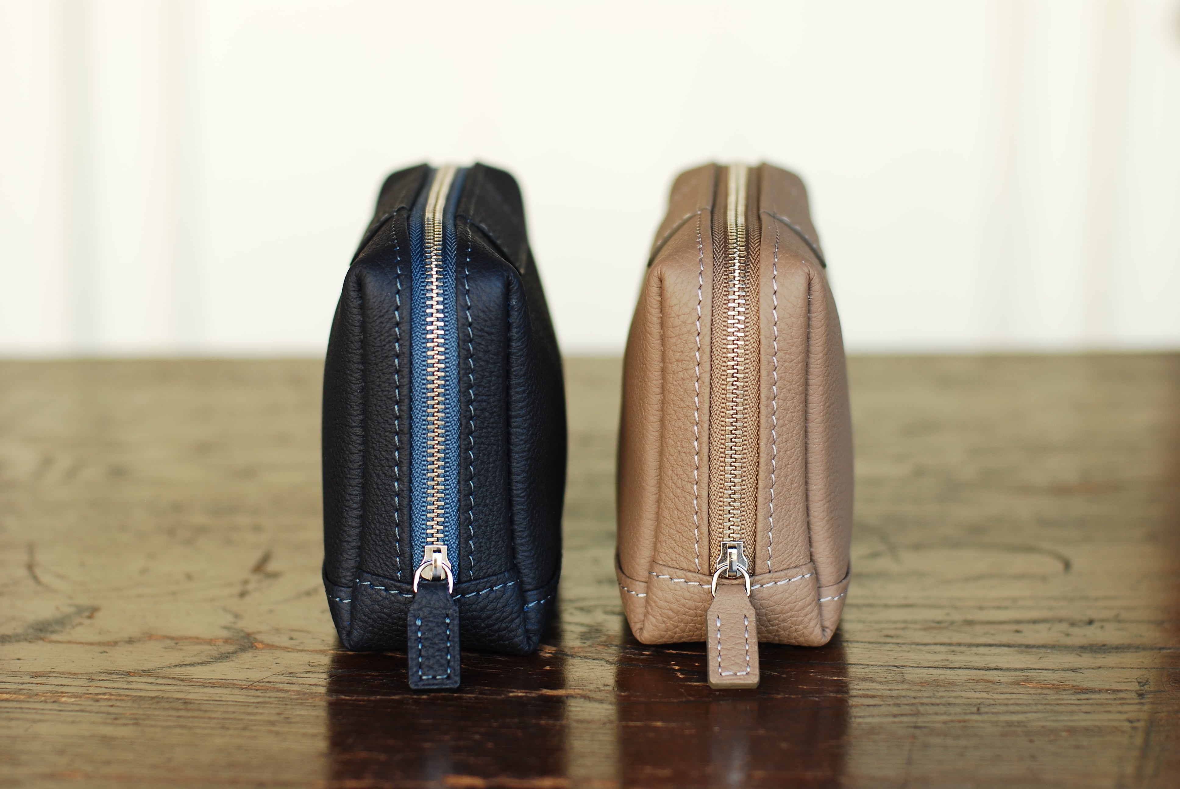 革の質感が心地よい上質な『レザーポーチ』ドイツシュリンク：ネイビー