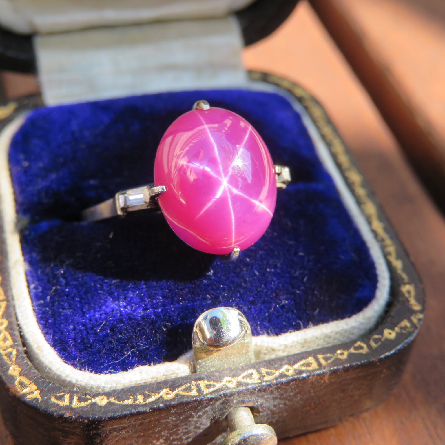 ヴィンテージ　千本透かしプラチナに合成スタールビーのリング