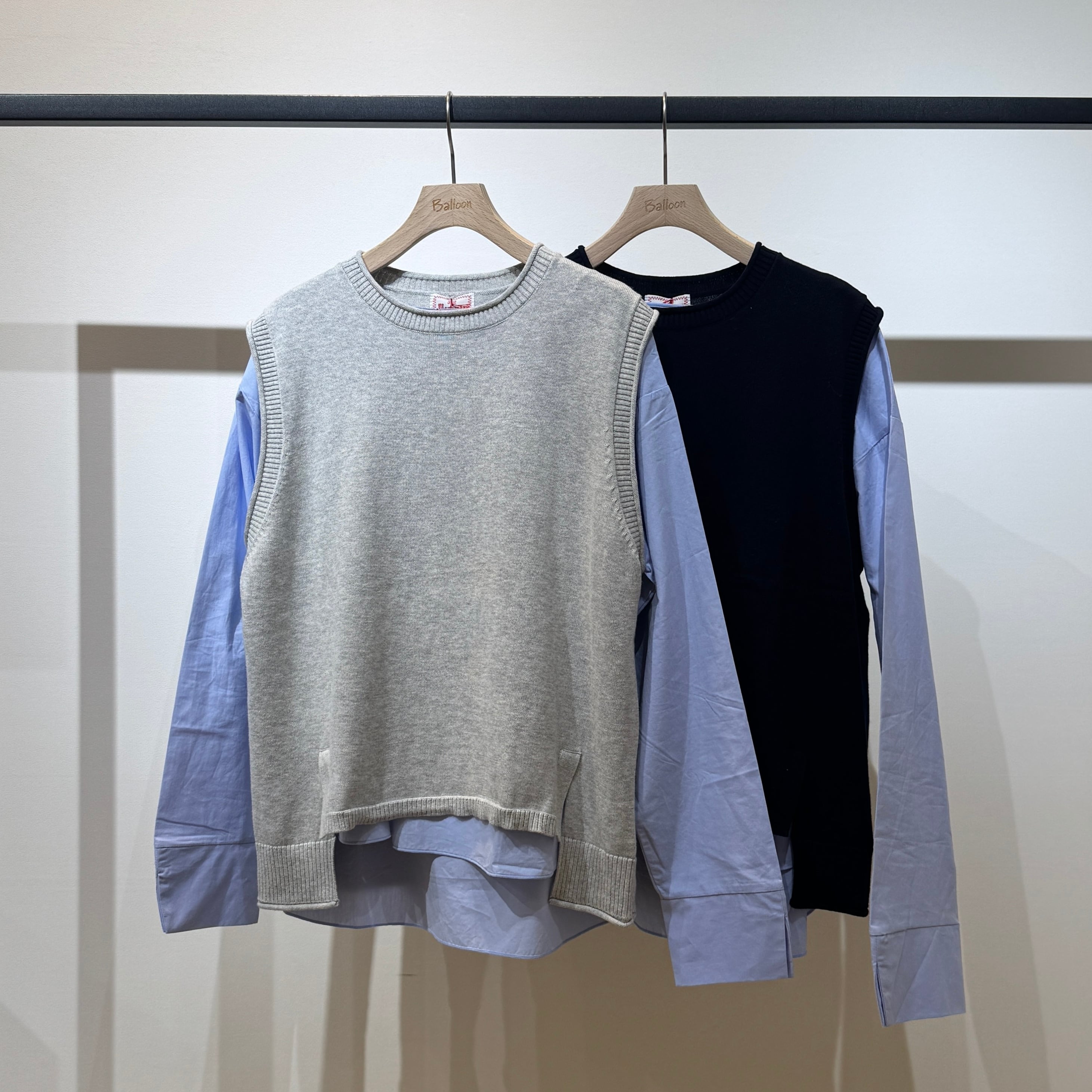 シンプルニットベスト+ラウンドヘムブラウス