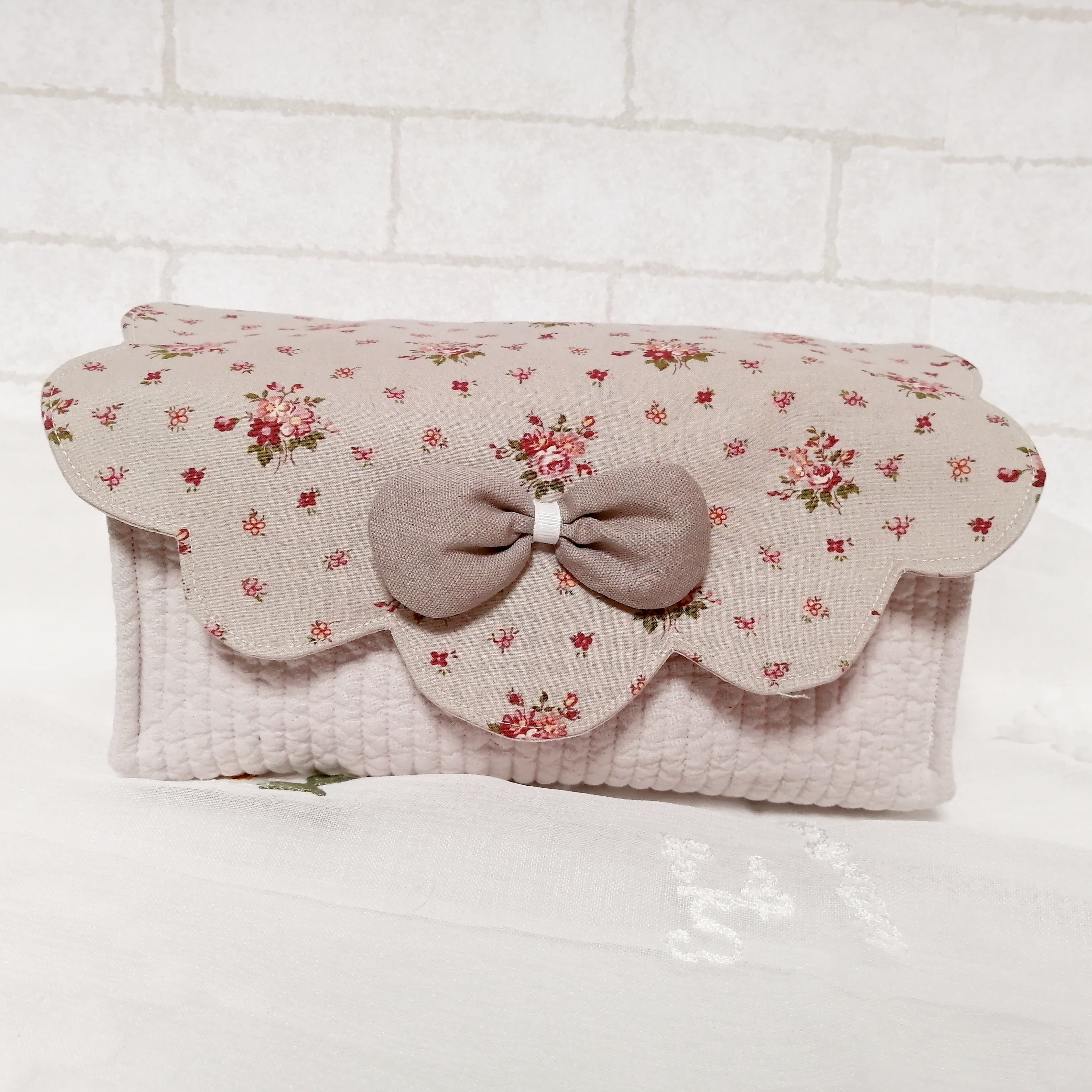 スカラップリボンの布バスケット ヌビ ベージュ花 ベージュ無地のふわふわリボン