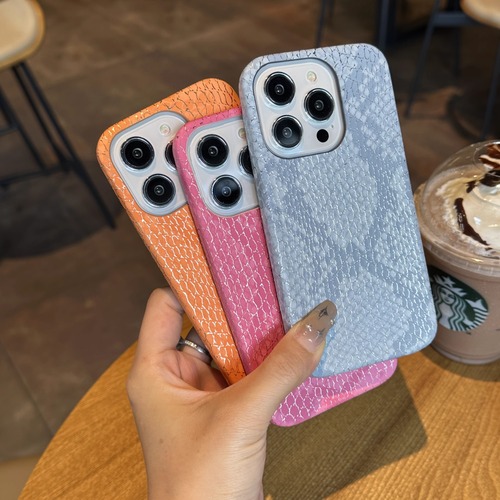 スネークパターン iPhone17 Pro Maxケース 大人可愛い カラフルレザー調 iPhone17 Proケース 高級感 マット質感 iPhone16 15 14 13Pro保護ケース パイソン柄 蛇柄 耐衝撃 スリム 軽量 おしゃれ レディース 上品 シンプル 大人女子 韓国風 高見えデザイン