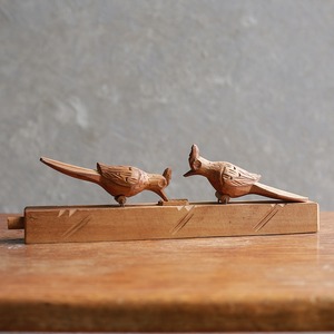 餌をつつき合う、仲睦まじい鳥