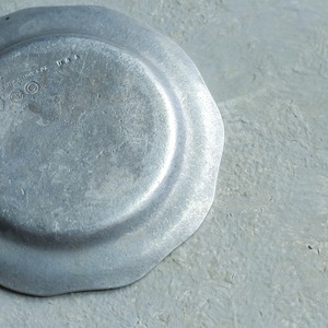 シルバーに輝く、ピューターのお皿