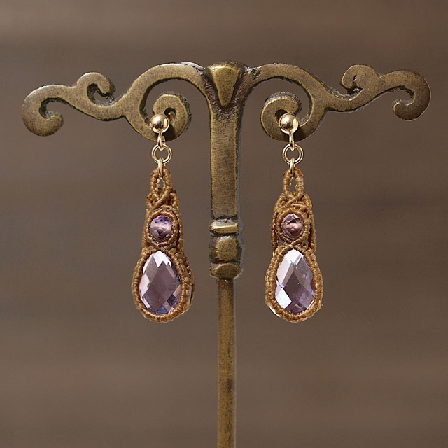 【一点物】ライトカラーアメジストのドロップカットルースを包んだ極細マクラメピアス・イヤリング