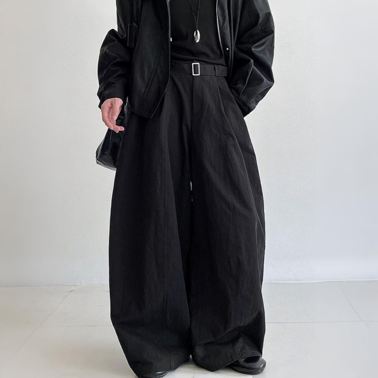 ベルトマークセンターシームタックワイドレッグパンツ A01806