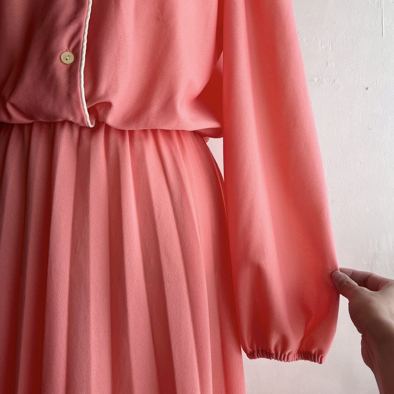 サーモンピンク ワンピース ドレスプラス DRESS+ 袖リボンシンプルコクーンワンピース （サーモン