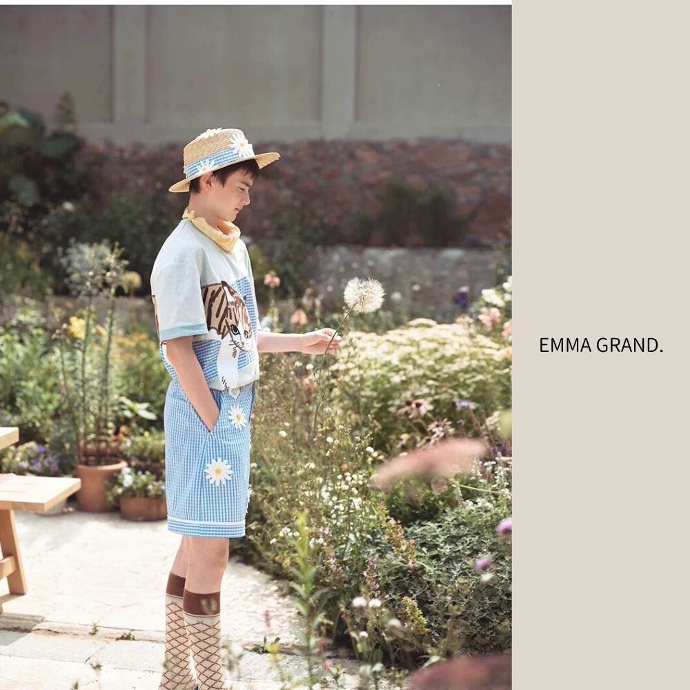 ギンガムの上でひと休みする子猫Tシャツ E00583 | EMMA GRAND