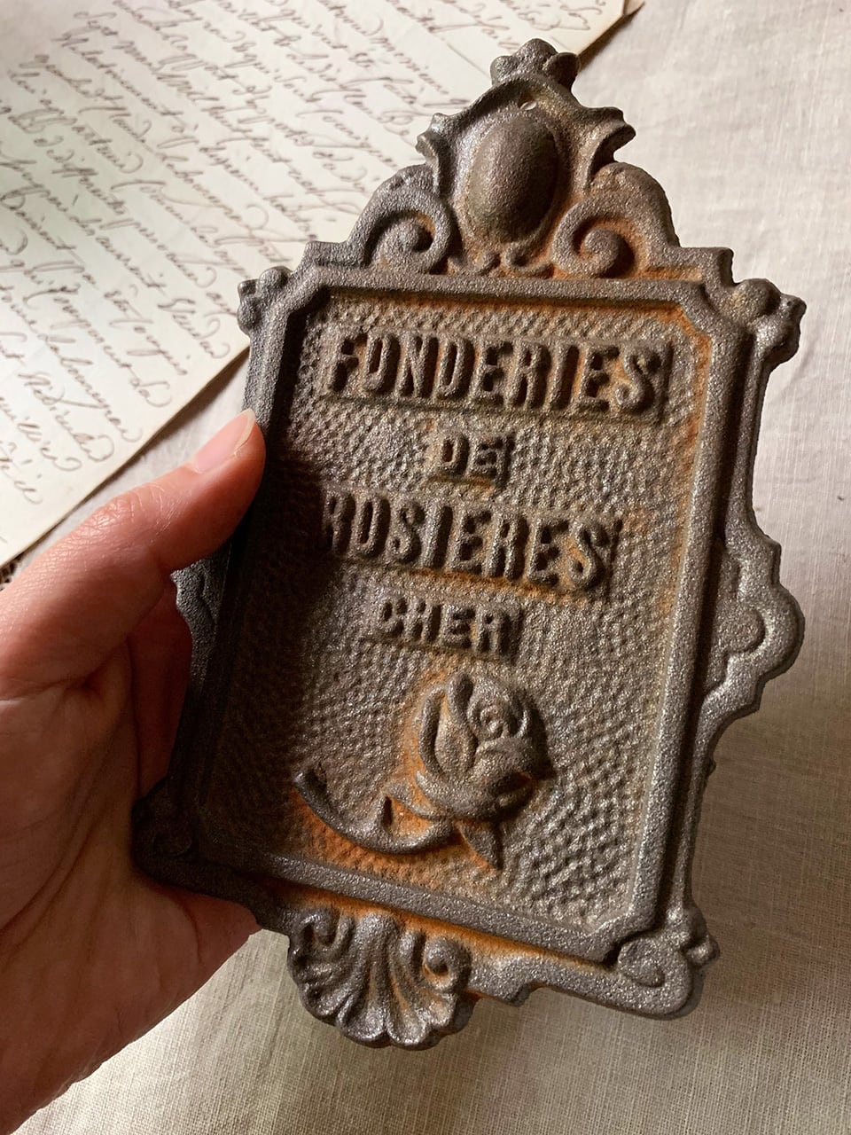 アイアン バラの壁付プレート | Brocante de La Cocotte （フランス