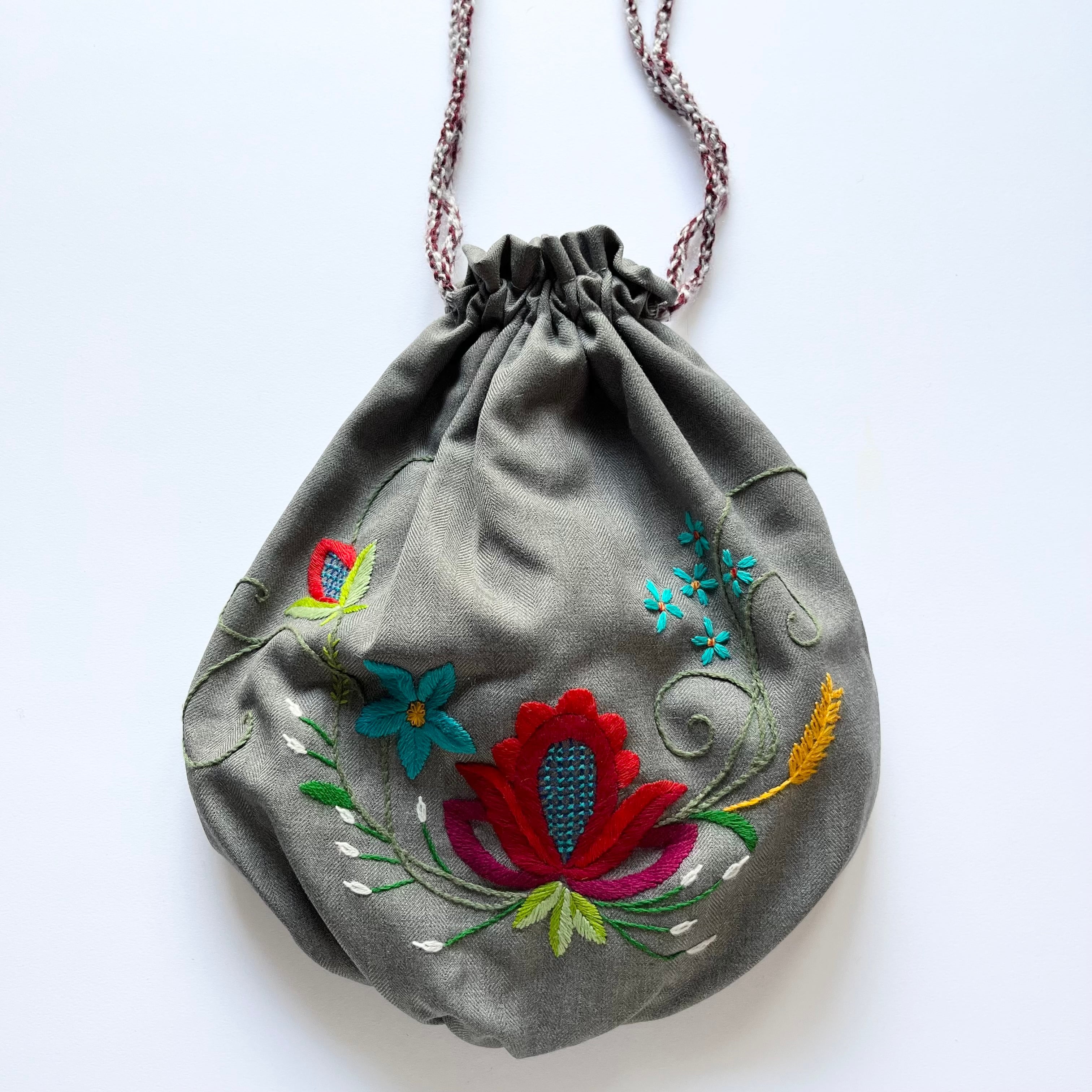 エストニアの伝統刺繍巾着バッグ(ヴィルマー刺繍?)