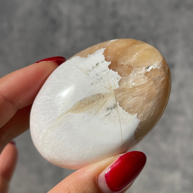 インド産【スコレサイト×スティルバイト】パームストーン ③ 握り石｜鉱物 天然石 パワーストーン