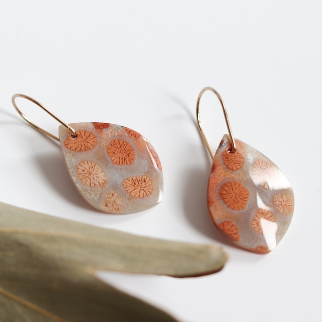 時間を纏う・花模様の天然石ピアス｜フォッシルコーラル 菊目石 ピンク グレージュ 一点もの 14kgf 大人 シンプル 金属アレルギー対応