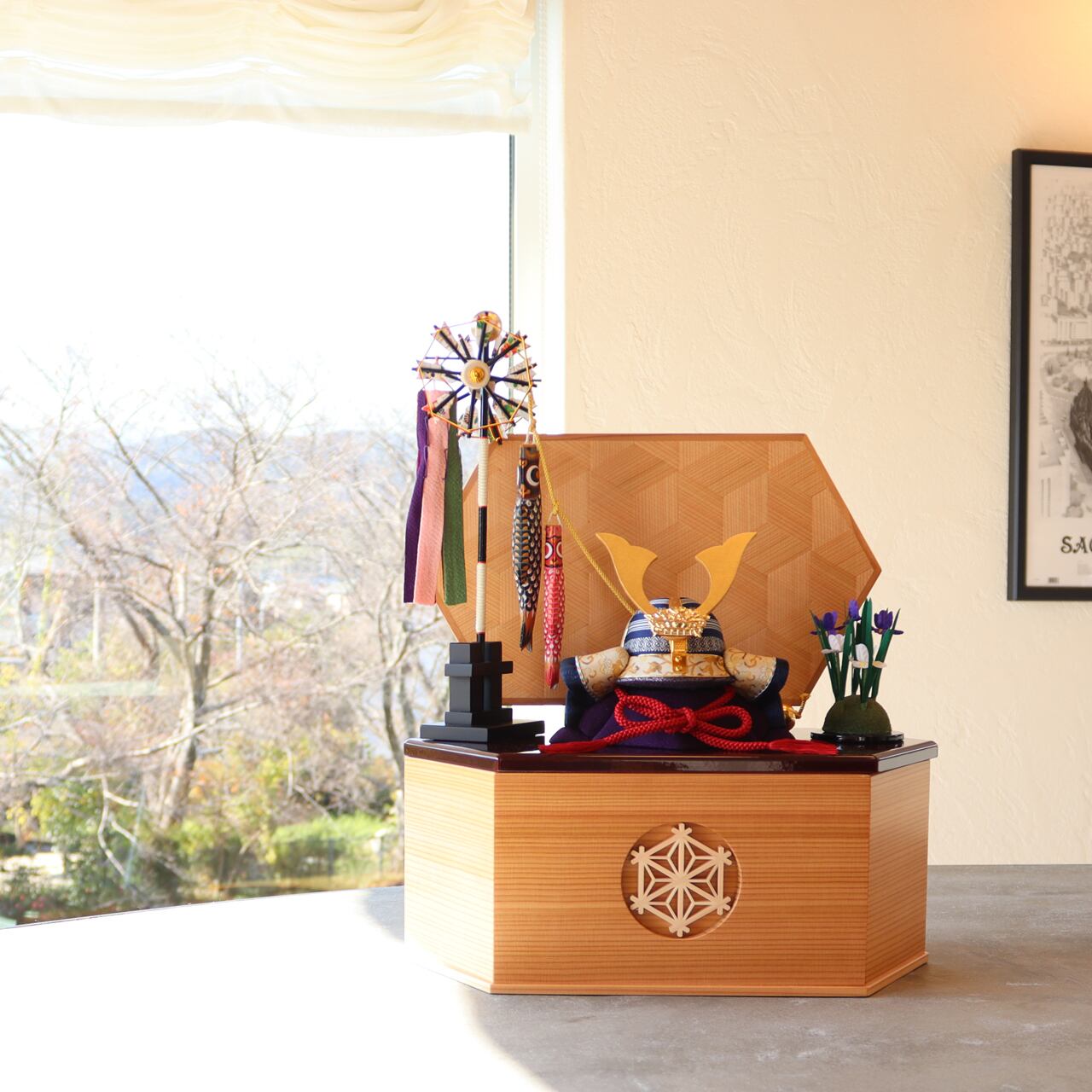 五月人形|コンパクト|おしゃれ|モダン|インテリア|プレミアム|こだわり|木目込み|おすすめ|収納|作家|伝統工芸士 《商品名》木目込みかぶと 宝輝(ほうき) 鯉あやめ付 正絹博多織 青〔商品コード〕50600-1659-6【品番1659-1A-FM2-35】柿沼東光正規取扱店 大沼敦デザイン 柿沼東光 正規品 松屋限定モデル