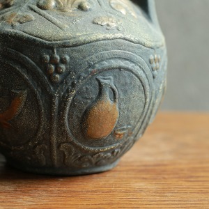 重厚感のある模様が美しい、陶器のフラワーベース