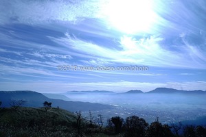 雲海に囲まれた阿蘇山の風景
