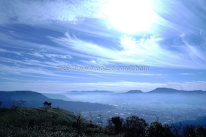 雲海に囲まれた阿蘇山の風景