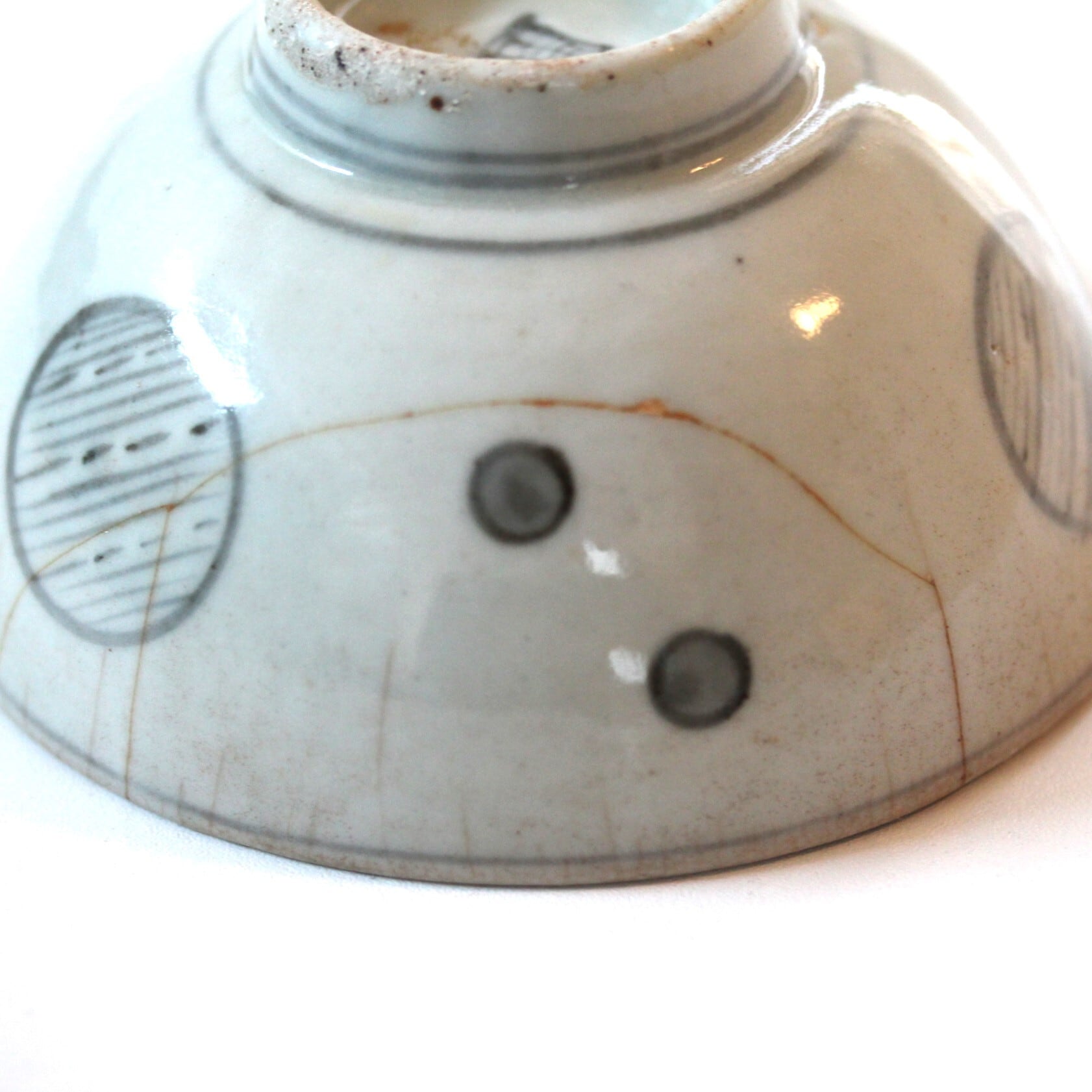 割れのある古伊万里染付丸文碗 d11.8cm Cracked Imari Blue and 割れのある古伊万里染付丸文碗 d11.8cm Cracked Imari Blue and