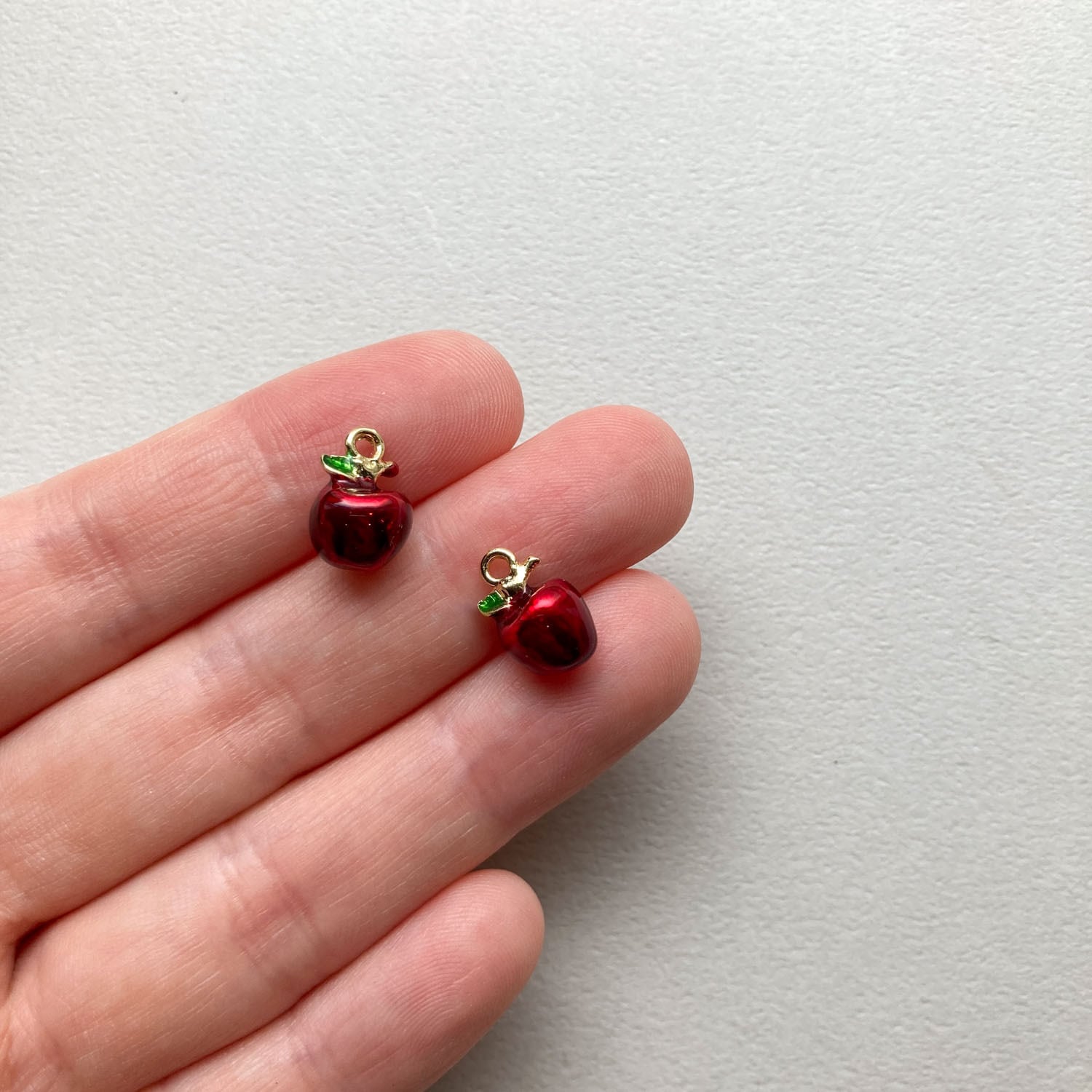 再入荷〉エポ付き立体リンゴチャーム | Dua-アクセサリーパーツショップ