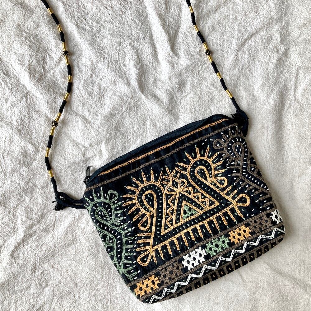 カッチ刺繍 ラバリのショルダーバッグ|ブラック