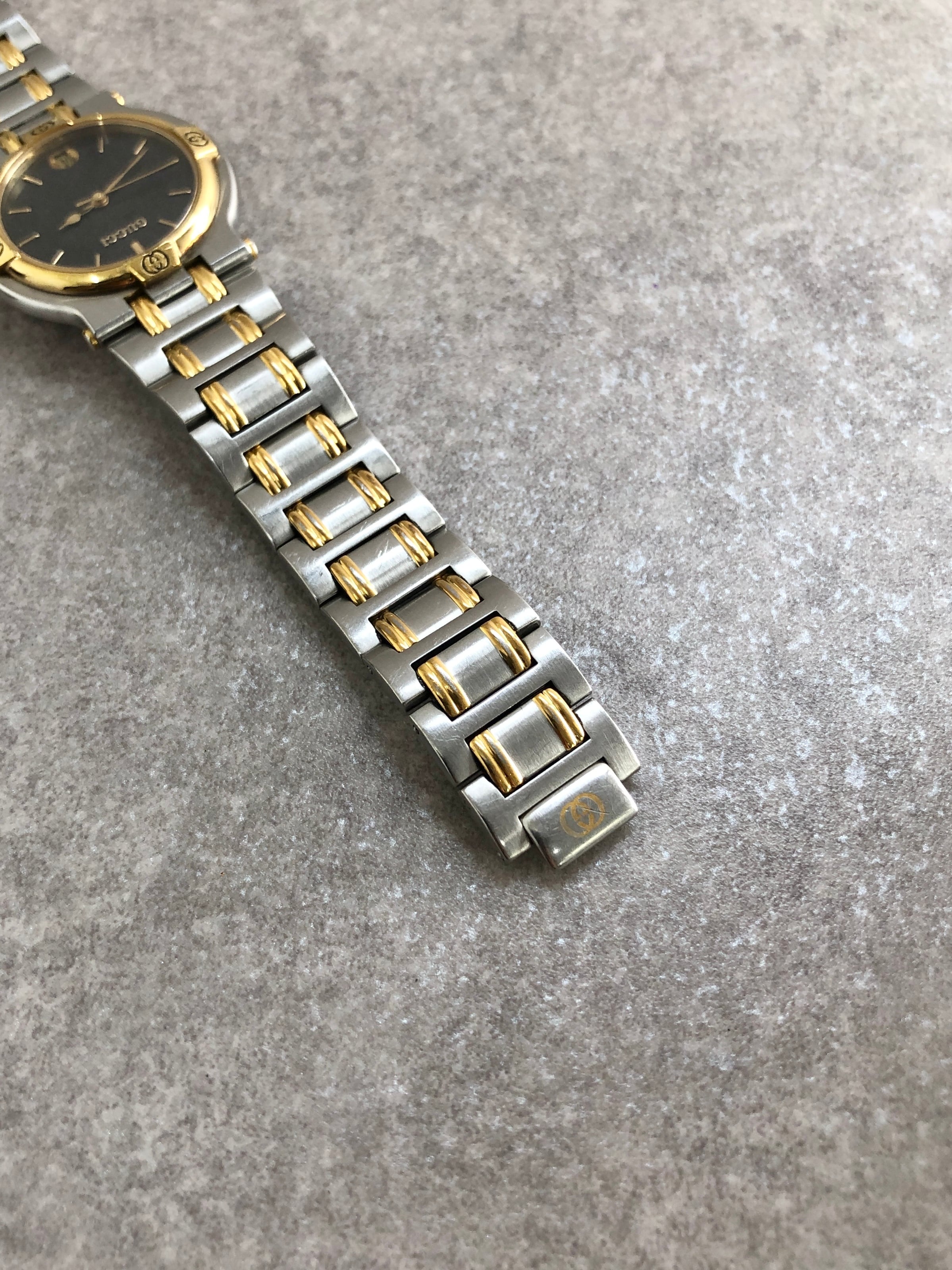GUCCI ゴールド 時計 ヴィンテージ GUCCI グッチ 腕時計 シルバー×ゴールド ロゴ ステンレススチール