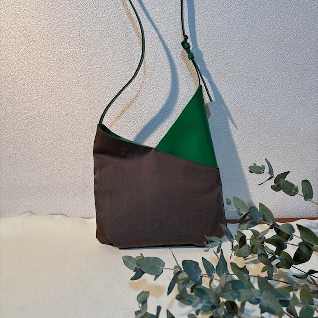 B.stuff　ナイロン×レザーコンビショルダー(フェンネル)