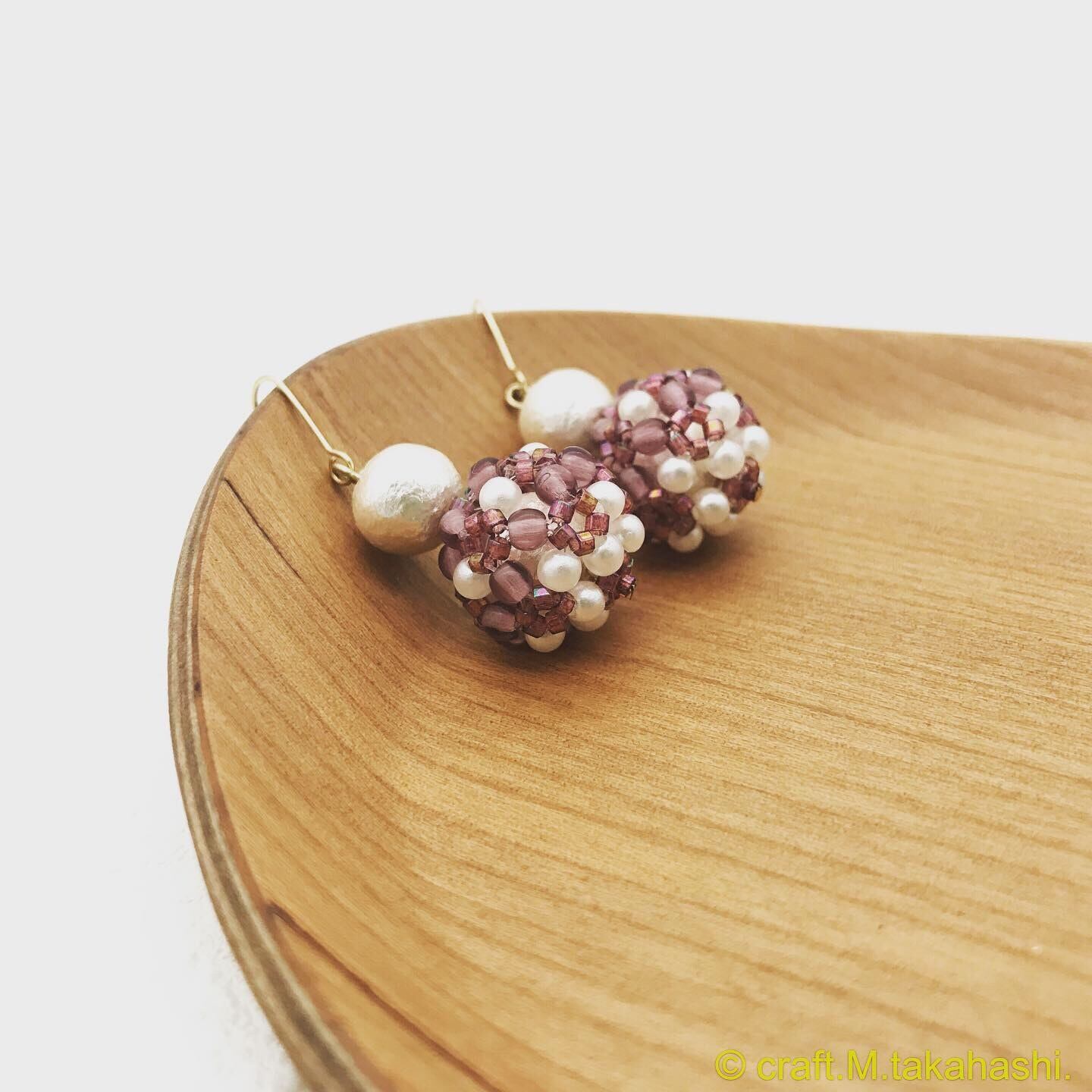 0040:ダークガーネットとコットンパールのピアス