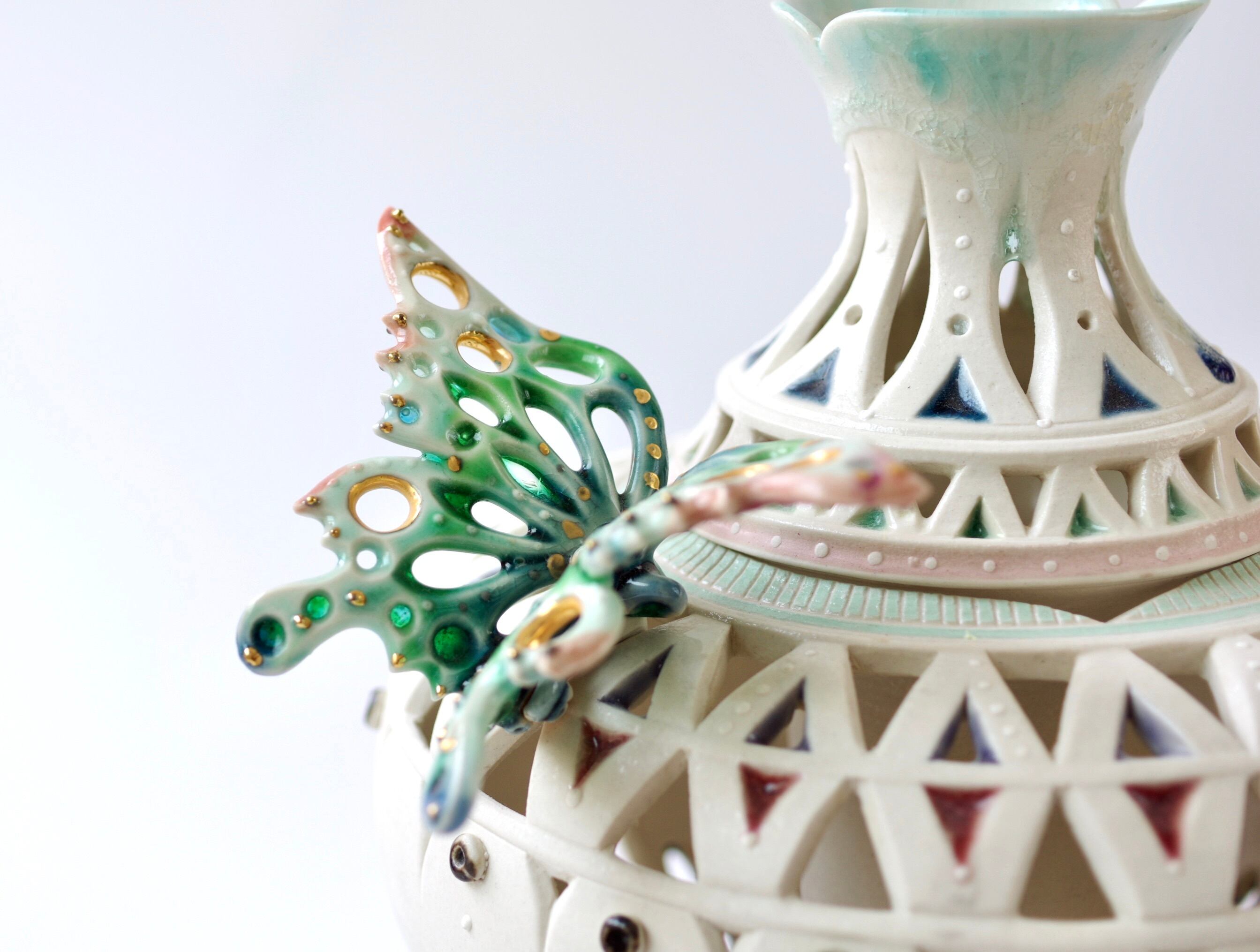 多色透かし彫り陶器花瓶