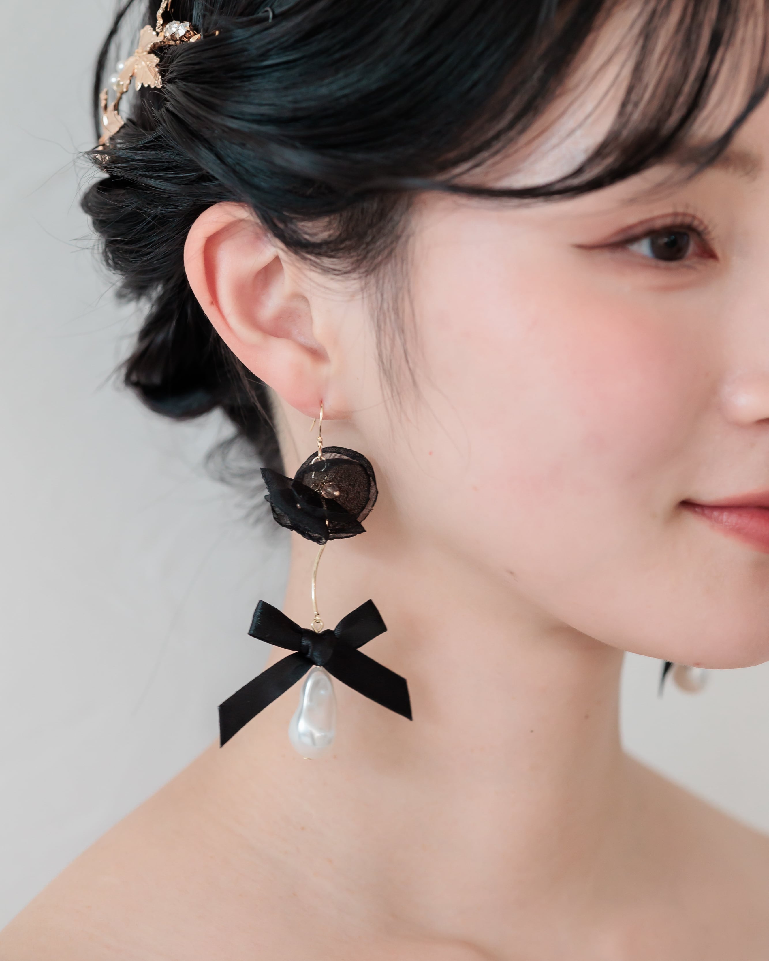 ブラックリボンブルームピアス / イヤリング【AE2512-10】