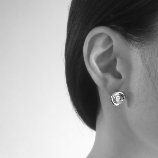 Crater pierced earrings