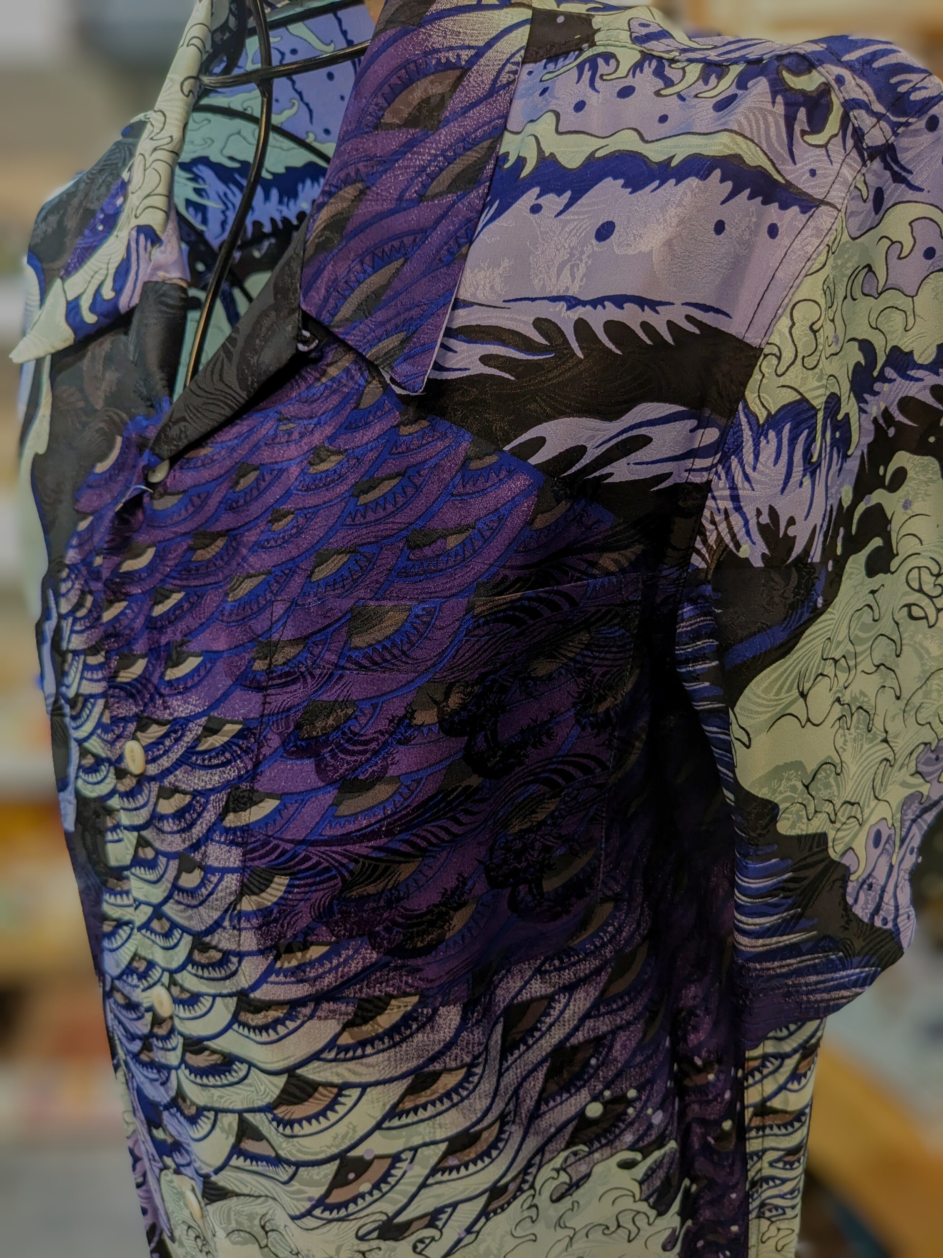 花旅楽団　鯉柄　アロハシャツ　Mサイズ　シルク100 花旅楽団[ﾊﾅﾀﾋﾞｶﾞｸﾀﾞﾝ] 桜鯉柄 ハワイアンシルク アロハシャツ