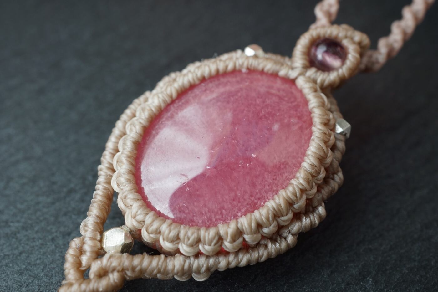 ロードクロサイト(インカローズ)のマクラメネックレス【一点物