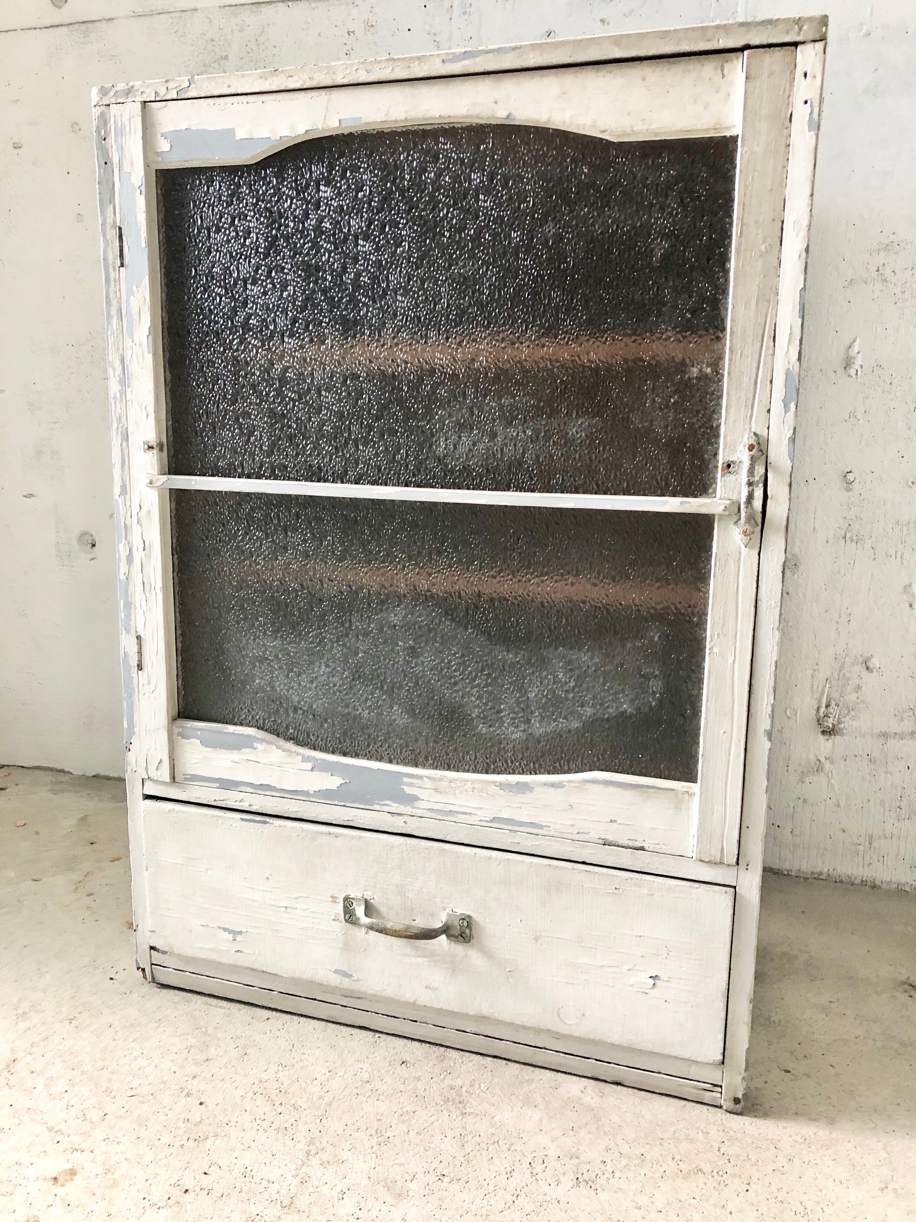 シャビーシックなガラス扉の収納棚［古家具］ | giraffes craft