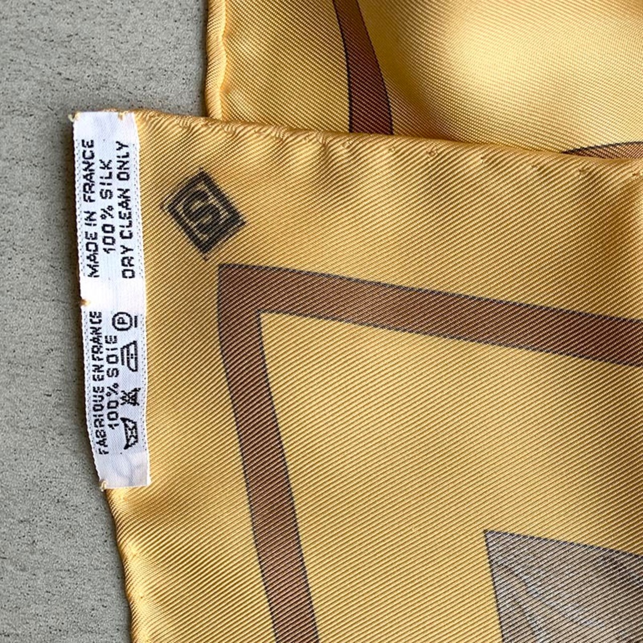 エルメス　カレ　シルクスカーフ　リス　りす　Hermès 木の実 12ACcu2