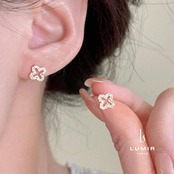 【数量限定アイテム】フェミニンクローバーピアス