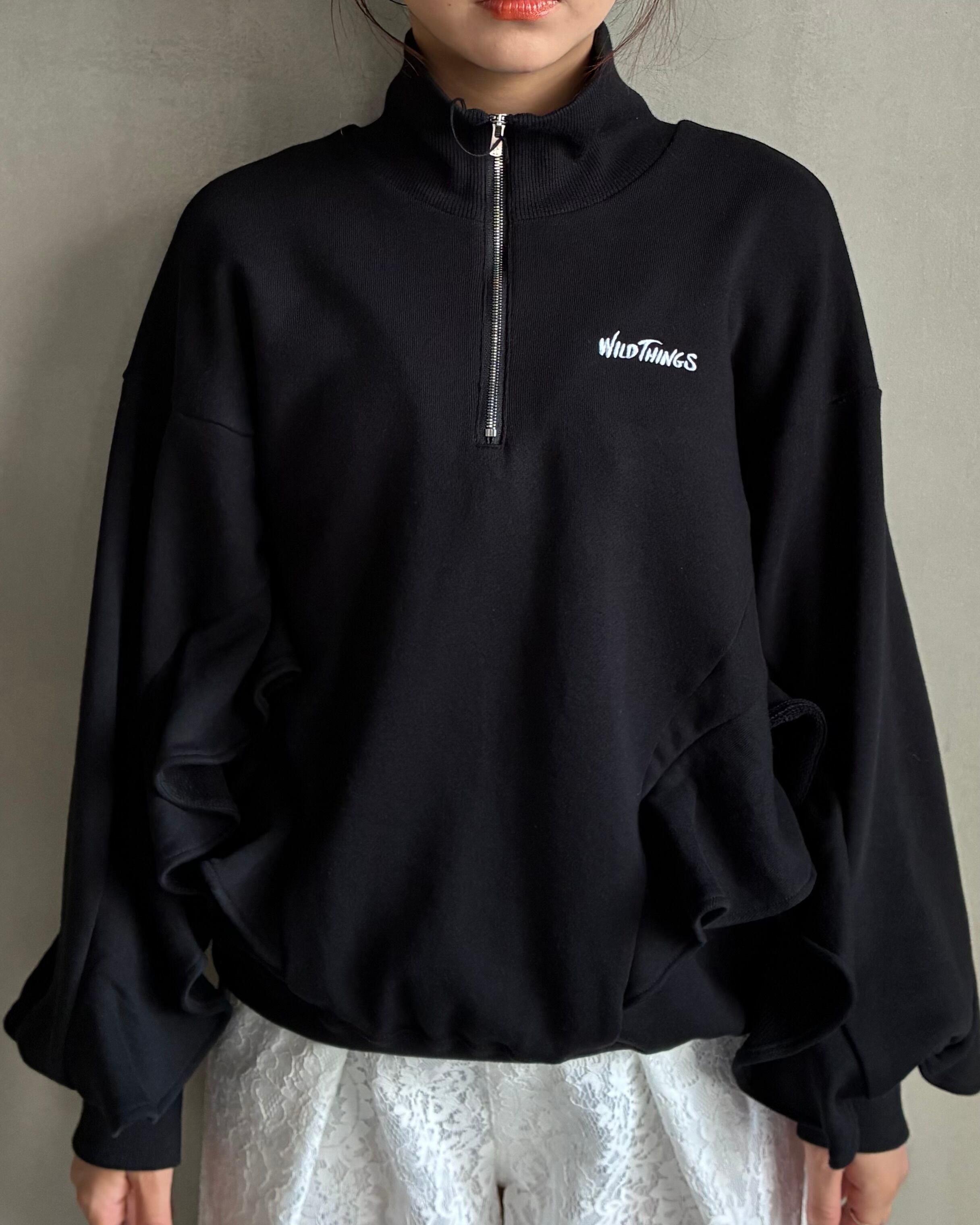 naoki tomizuka【WILD THINGS Half zip ruffled sweat shirt -black-】