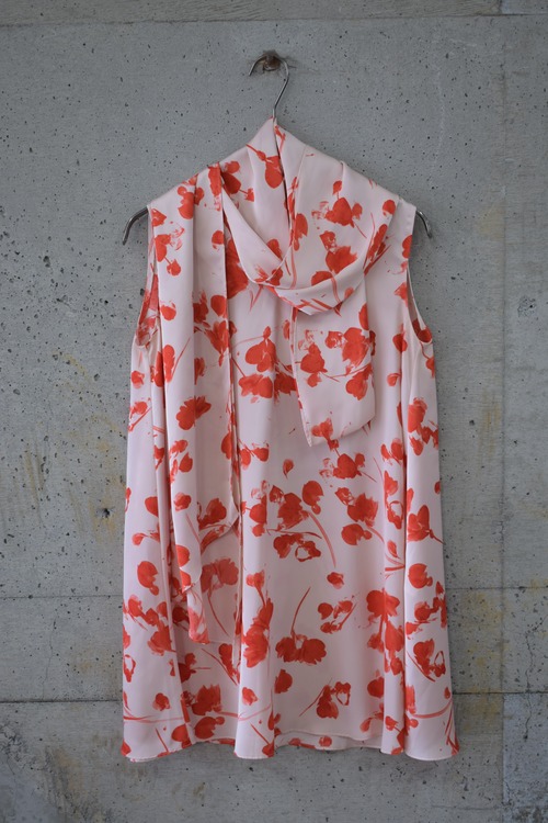 Long top with ribbon design