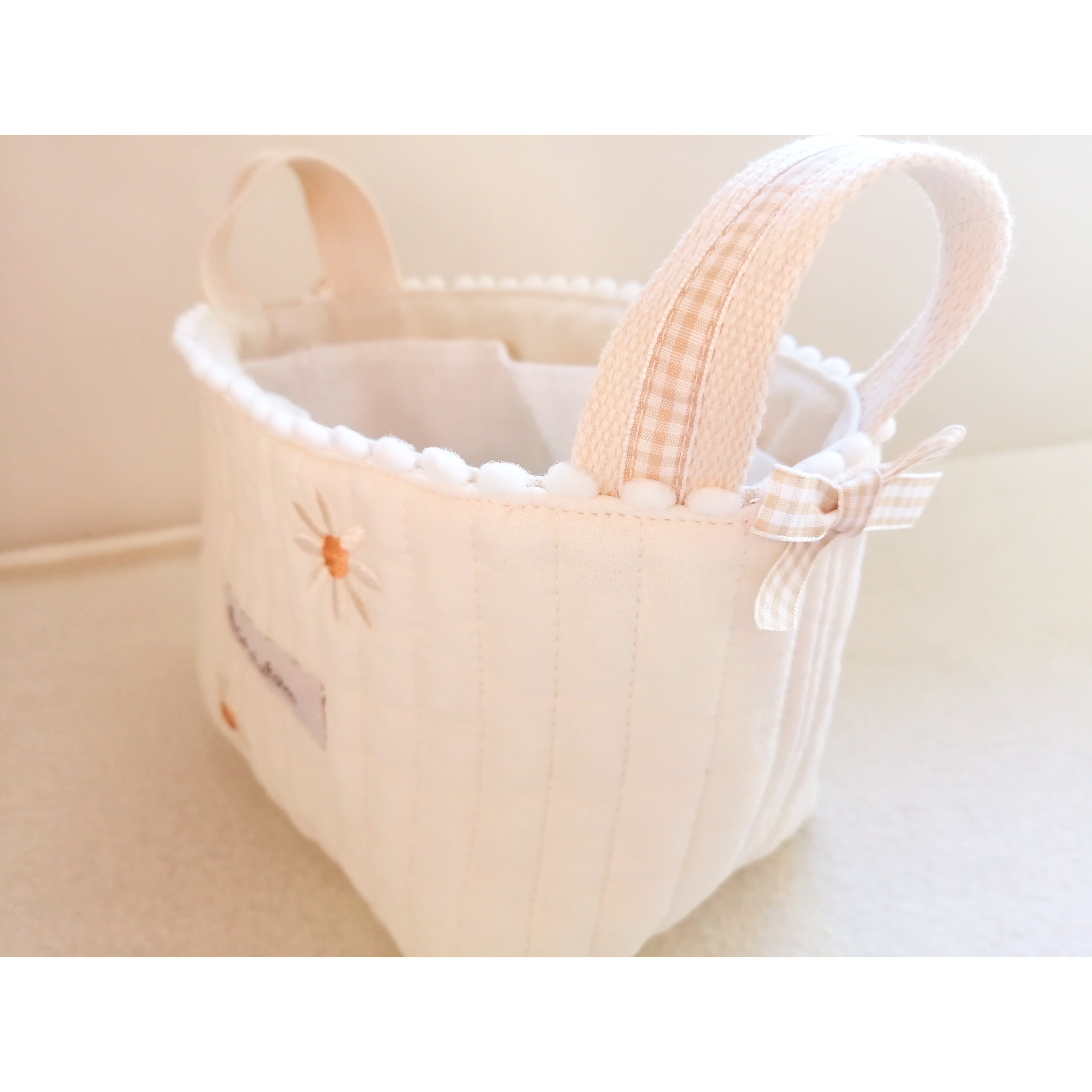 ぽんぽんギンガム布バスケット ヌビキルト グレーマーガレット刺繍 ポンポンふちどり ベージュギンガムリボンの持ち手