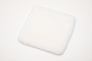 【撮影サンプル品☆各色2枚限り】　短毛ムートンクッション　ホワイト・ブラウン　