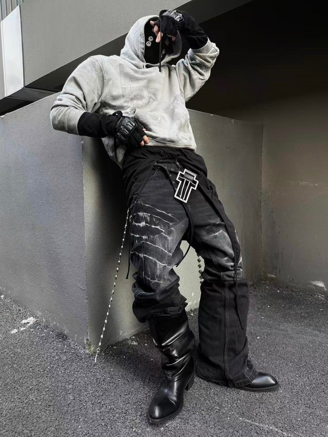 【TH4SWE】Cracked Whisker Washed Flared Jeans