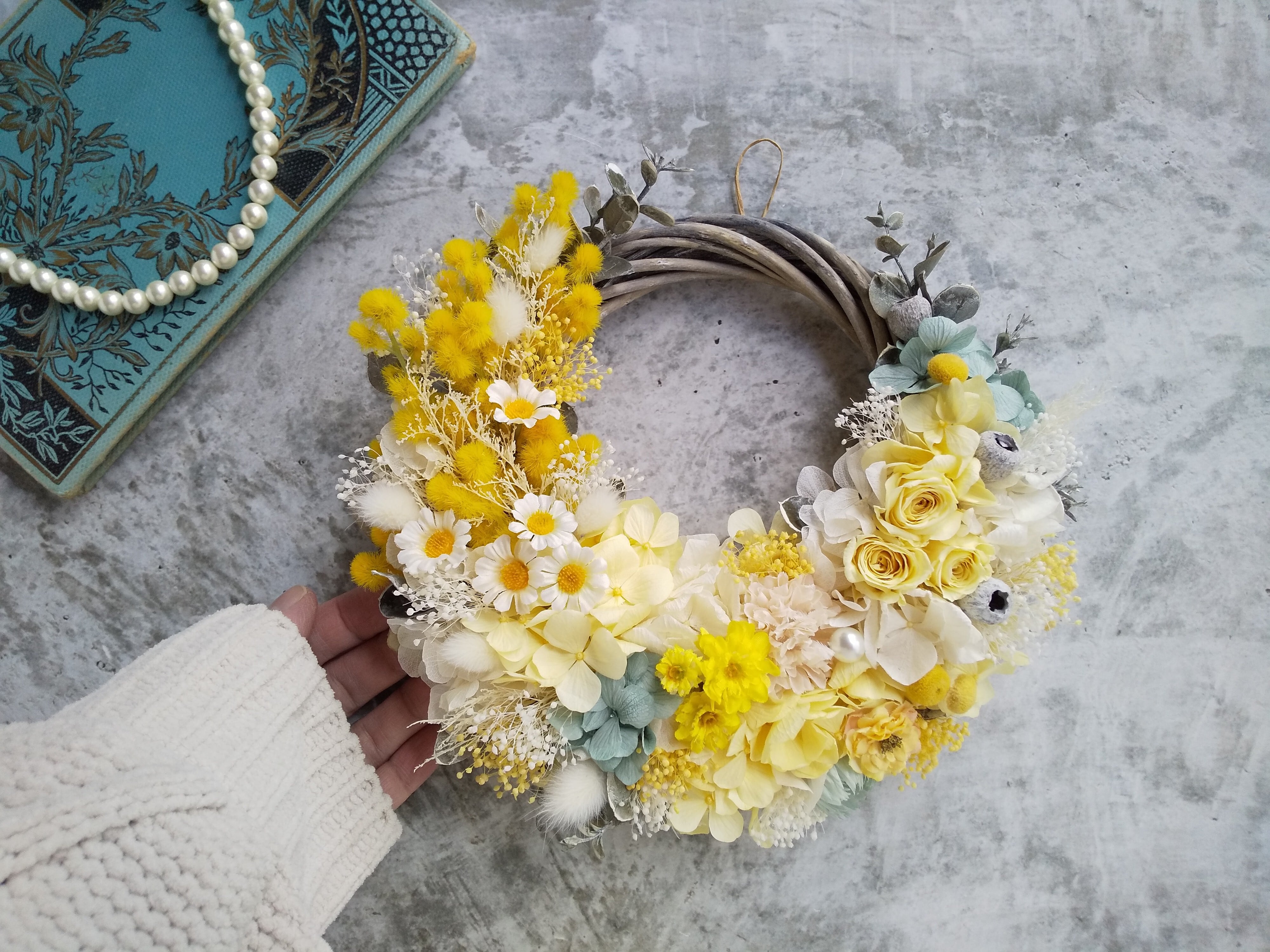 春を待つ イエローとホワイトのリース ドライフラワーハーフリース 春  