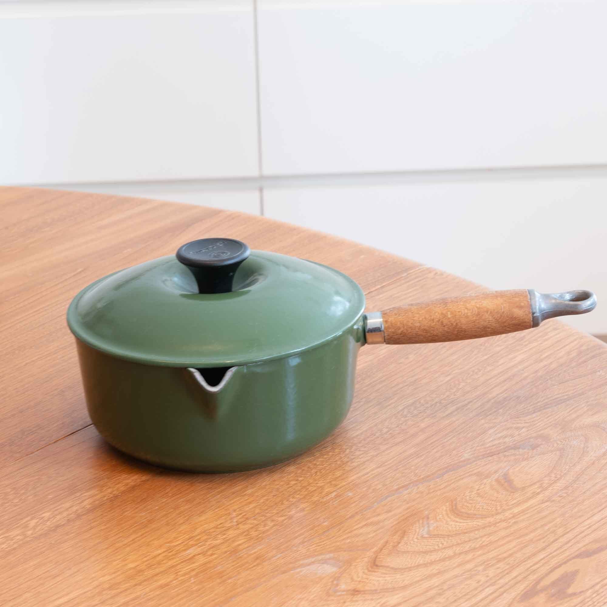 ビンテージ　ル・クルーゼ　LE CREUSET  ソースパン　グリーン　サイズ１８　木製ハンドル　 ＊　新品・未使用品ではありません　＊