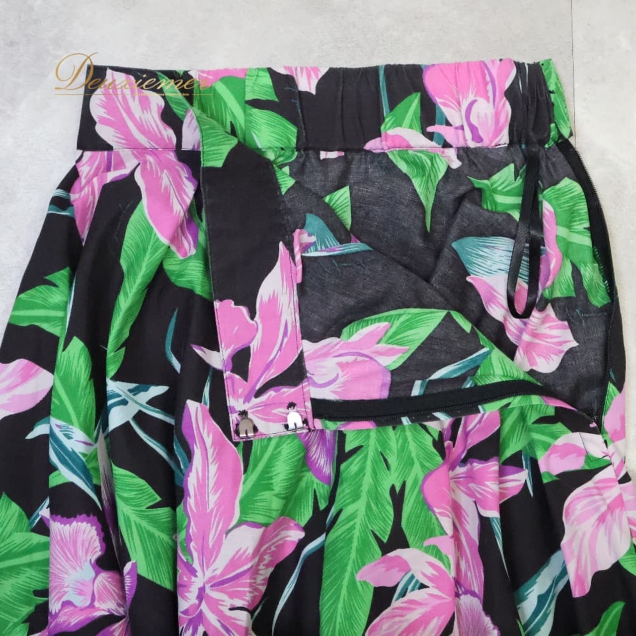 フラダンス 衣装 スカート ブラック系 花柄 葉っぱ柄 おしゃれ 上品 きれい 高級感 かわいい 華やか 鮮やか 明るい 黒 緑 桃 白 ハワイアン アロハ ハワイアンプリント フラ ダンス レッスン 練習 グリーン系 ピンク系 ホワイト系 服 葉柄 南国風